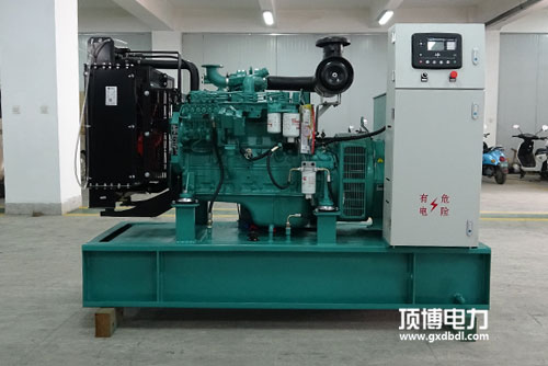 一臺750kW柴油發(fā)電機(jī)組工作小于100h，起動排氣管有大量白煙